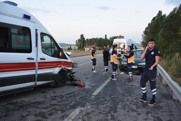 Son dakika: Ambulansında karıştığı zincirleme kazada 3 kişi öldü, 4 yaralı-4