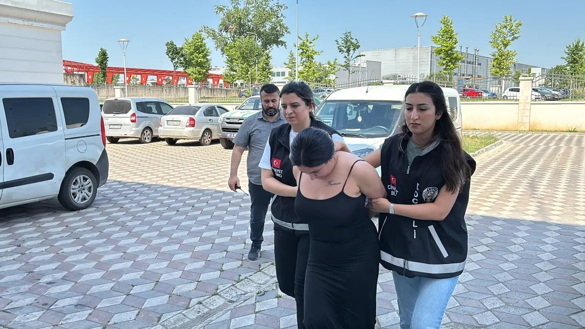 Kocaeli'de ilginç sevgili dayağı! Erkek arkadaşıma yakınlaştı dedi 3 kadını evire çevire dövdü! | Şok görüntüler...