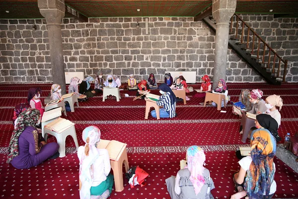 guneydogudaki-camilerdecocuksesi-yankilaniyor-ogrenci-sayisinin-bu-yil-100-bine-ulasmasini-temenni-ediyoruz-1625501150185.jpg Güneydoğu'daki camilerde çocuk sesi yankılanıyor: Öğrenci sayısının bu yıl 100 bine ulaşmasını temenni ediyoruz-2