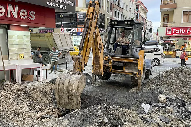 Bahçelievler'de İBB'ye isyan ettiren mağduriyet! İSKİ ekipleri boruyu patlattı ev ve iş yerlerini su bastı