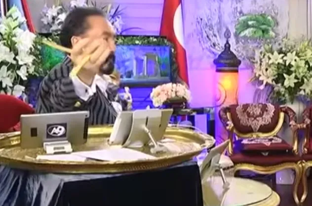 Adnan Oktar davasında ilginç savunma! Neden kaşık oyunu oynadığını açıkladı!