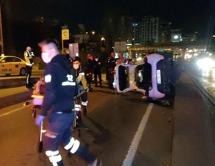 Otomobil refüje çarpıp takla attı