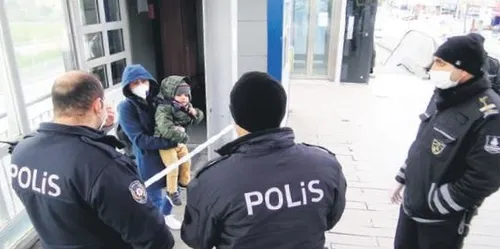 Kovid-19 sevenlerini ayıramadı: Üst geçitte buluşup soluğu nikah salonunda aldılar-11