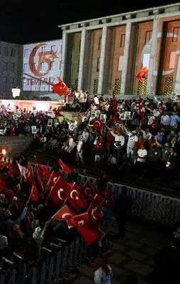 Vatandaşlar Meclis önünde toplandı