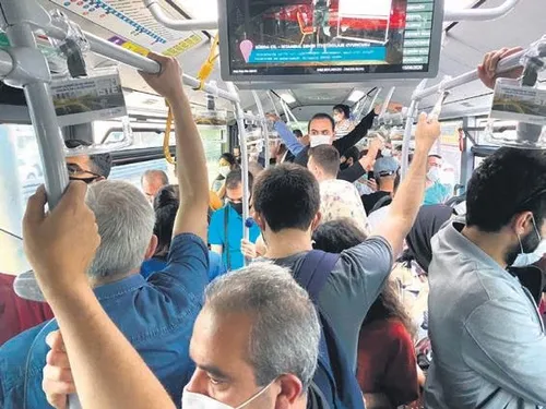 Kovid-19 kısıtlamaları kalktı uyarılara rağmen maskesiz insan görüntüleri şaşırttı-11