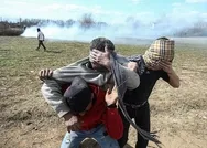 Yunanistan mültecilerin üzerine kimyasal madde sıktı!