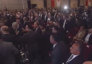 tbb-seciminde-gerilim-yolsuzluk-tutuklusu-ekrem-imamoglunun-mektubunu-okumak-isteyince-ortalik-karisti-1777723246075.jpeg TBB seçiminde gerilim: Yolsuzluk tutuklusu Ekrem İmamoğlu'nun mektubunu okumak isteyince ortalık karıştı | Vahap Seçer TBB Başkanı seçildi-5