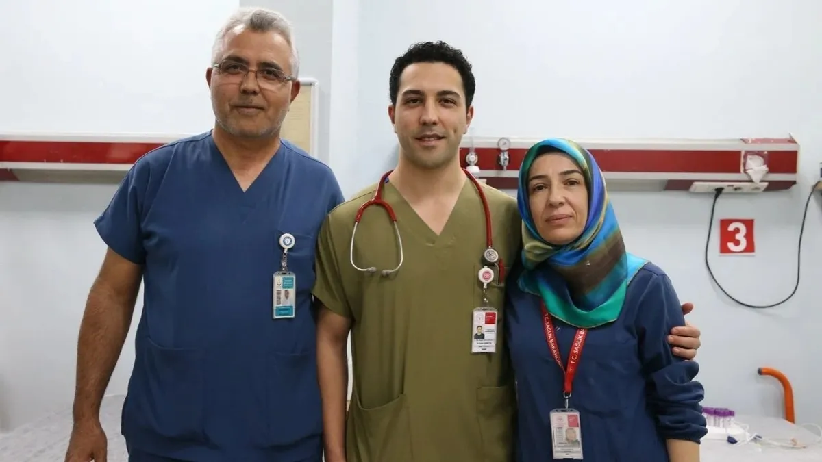 Büyüdüğü hastaneye doktor olarak döndü! Sefa Sarıbıyık bu kez ailesiyle şifa dağıtıyor