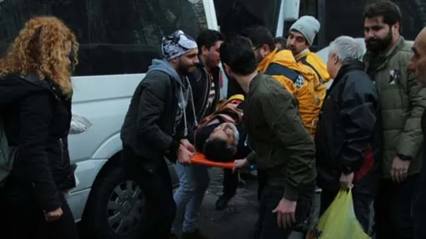 Taksim'de kontrolünü kaybeden sürücü minibüse ve vatandaşlara çarptı-1