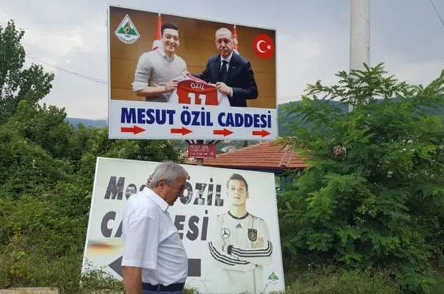 Mesut Özil'in memleketindeki o tabela değiştirildi!
