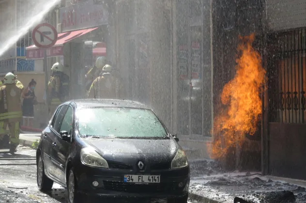 İstanbul Üsküdar'da doğalgaz yangını paniği! Alevler bir anda parladı