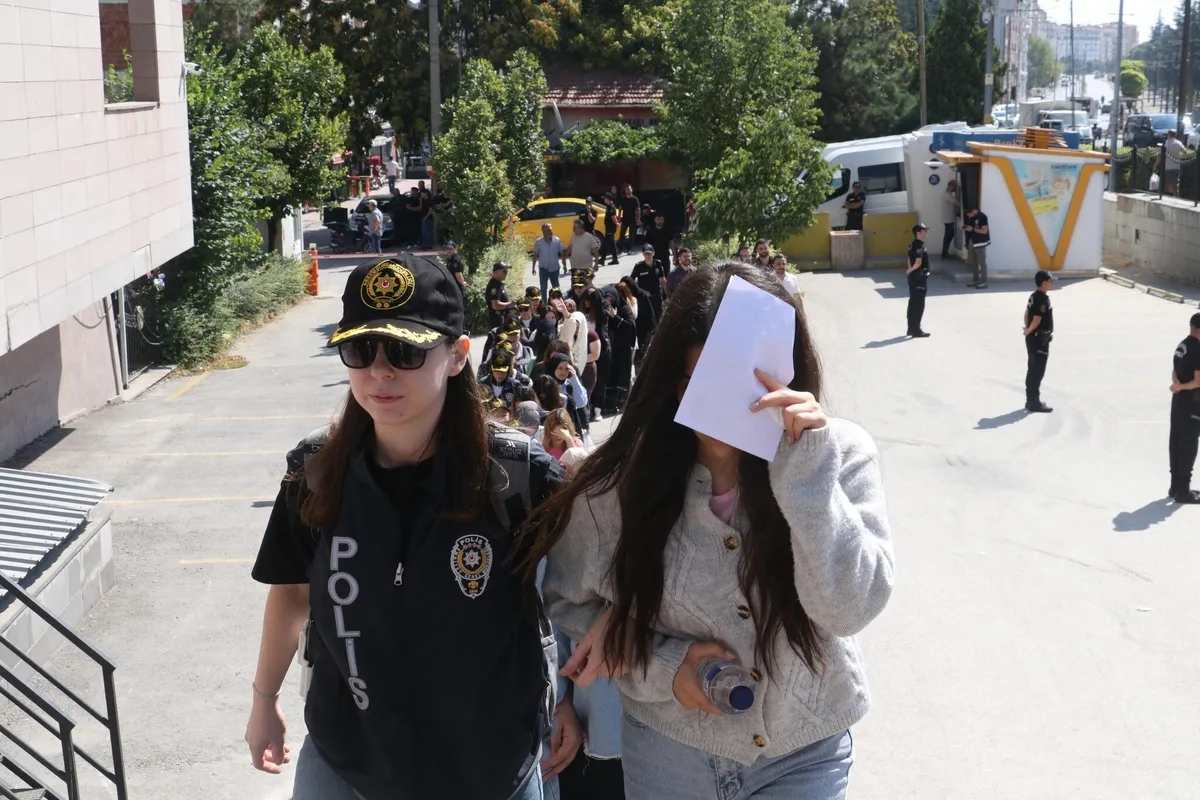 1787032543934.jpeg "İnternetiniz kesilecek" yalanıyla 801 kişiyi dolandırdılar: 116 milyon liralık vurgunda 53 tutuklama-5