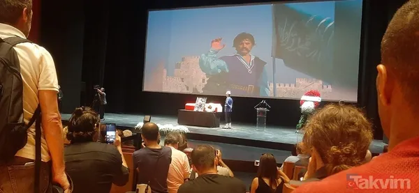 Cüneyt Arkın son yolculuğuna uğurlandı! Oğlu Murat Arkın babasına repliğiyle veda etti: Ağlamayın be, böyle insanlara ağıt değil destan yaraşır! - 7