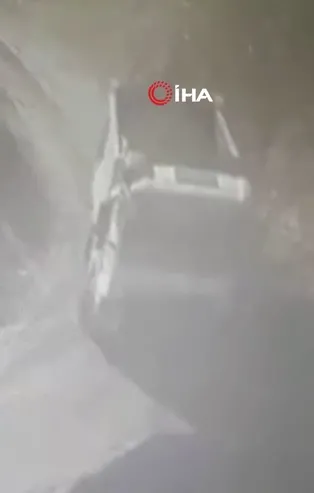 Rize'deki feci kaza kameralarda! Toprak yüklü kamyon dereye yuvarlandı
