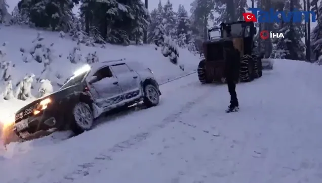 Karda mahsur kalan araç böyle kurtarıldı