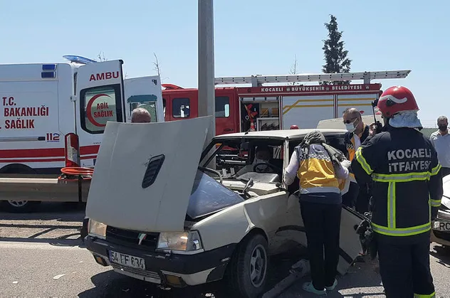 Kocaeli'de feci kaza! Hurdaya dönen araçtan itfaiye çıkarttı
