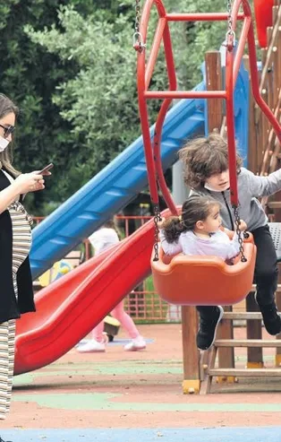 Sokaklar şenlendi! Sabri Sarıoğlu'nun eşi Yağmur Sarıoğlu çocukları Sarp ve Sare'yi parka götürdü