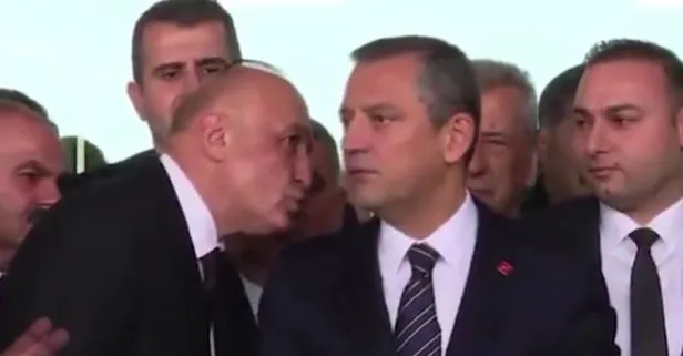 Özgür Özel kulağına fısıldayan CHP'li vekili sahnede fırçaladı