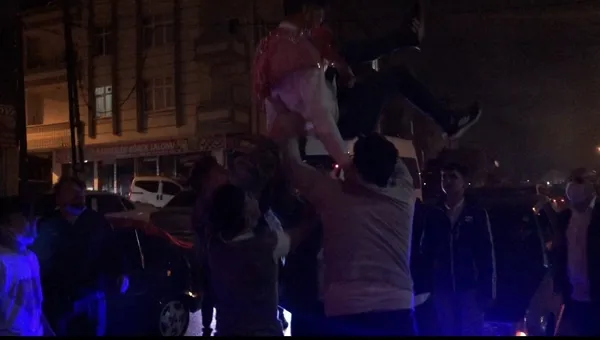 asker-eglencesince-ceza-yemesine-ragmen-lastik-yakan-genc-bu-kokuyu-cok-seviyorum-1603954592227.jpg Asker eğlencesinde ceza yemesine rağmen lastik yakan genç: Bu kokuyu çok seviyorum-2