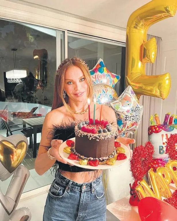 irem-dericiden-ikinci-sans-cem-belevini-gul-jestini-gozlere-soktu-1642358671073.jpeg İrem Derici'den ikinci şans! Cem Belevi'nin gül jestini gözlere soktu-3