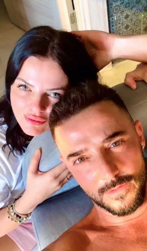 yeni-askla-yeni-paylasim-gokhan-ozen-biricik-sevgilisiyle-sosyal-medyaya-damga-vurdu-1760173605451.jpg Kaynak: Sosyal medya