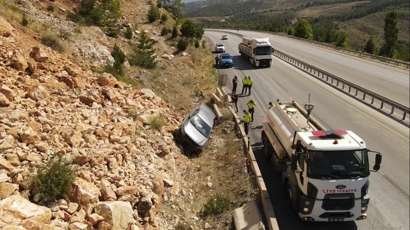 1720374102998.jpg Burdur Antalya yolunda korkutan trafik kazası! Araç bariyerleri aşıp kayalıklara daldı-2