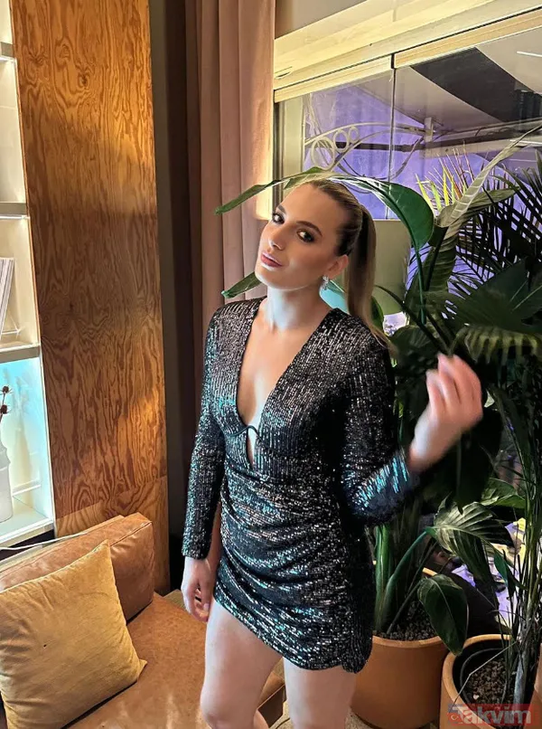 Filenin Sultanları partide! Cansu Özbay'ın doğum gününe Zehra Güneş'in dekoltesi damgasını vurdu "Napıyorsun Zehra" - 4