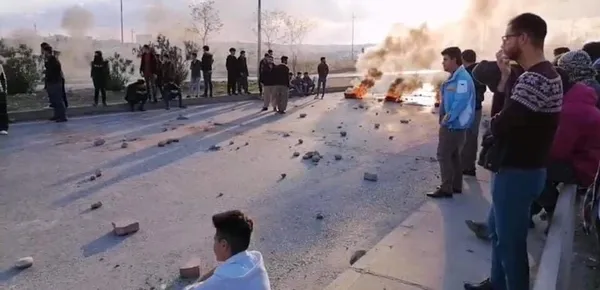 irakin-suleymaniye-kentindeki-irak-kurt-bolgesel-yonetimi-karsiti-protestolarda-1-kisi-daha-oldu-1607531643816.jpg Irak'ın Süleymaniye kentindeki Irak Kürt Bölgesel Yönetimi karşıtı protestolarda 1 kişi daha öldü-4
