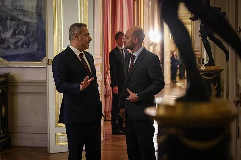 Dışişleri Bakanı Hakan Fidan, Fransa'ya gerçekleştirdiği resmi ziyaret kapsamında, Fransa Avrupa ve Dışişleri Bakanı Jean-Noel Barrot ile Paris'te bir araya geldi. (AA)