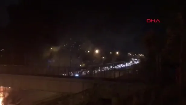 Son dakika: Gaziosmanpaşa TEM Otoyolu'nda otobüs alev alev yandı! Edirne İstikametinde trafik tamamen durdu