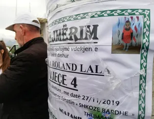 Depremin vurduğu Arnavutluk'tan kahreden kare! Ölenlerin fotoğrafları direklere asıldı