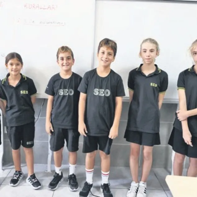 Üç ikiz aynı sınıfta