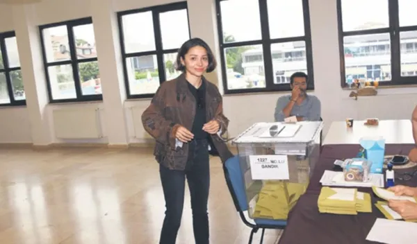 serenay-sarikaya-spor-tarzini-konusturdu-guzel-oyuncu-tum-gozleri-uzerine-topladi-1685309779238.jpeg Serenay Sarıkaya spor tarzını konuşturdu: Güzel oyuncu tüm gözleri üzerine topladı!-3