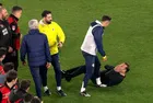 Jose Mourinho'dan Okan Buruk'a fiziki müdahale: Maç sonu burnunu sıktı! Galatasaray'dan flaş paylaşım