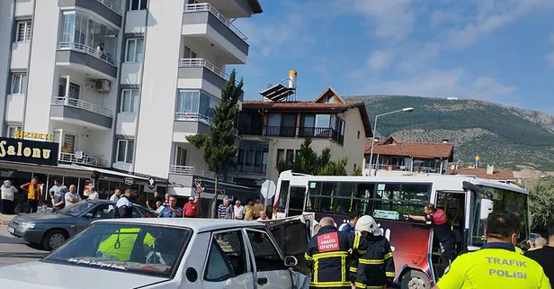 Amasya'da özel halk otobüsü ile otomobil çarpıştı: 5 yaralı