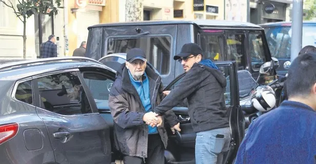 Emre Altuğ, dişçiye götürdüğü 85 yaşındaki babası Tuncer Altuğ’un koluna girdi