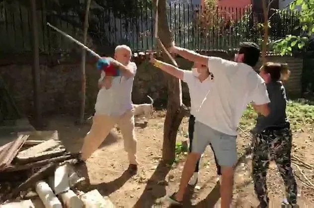 Beykoz'da komşular arasında kavga kamerada! Kadına sopa ile saldırdı