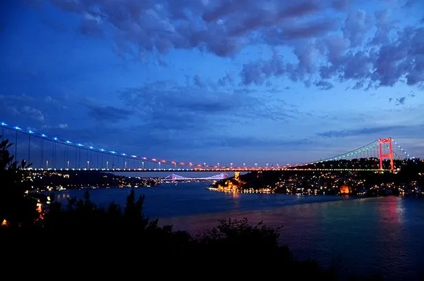 istanbulun-kopruleri-azerbaycan-bayraginin-renkleriye-taclandi-1622146514123.jpeg