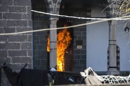 Sur’da tarihi camiye terör saldırısı