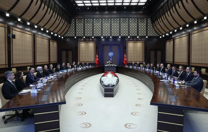 kulliyede-savunma-zirvesi-savunma-sanayii-icra-komitesi-baskan-erdogan-liderliginde-toplandi-1771424370758.jpeg Külliye'de "savunma" zirvesi: Savunma Sanayii İcra Komitesi Başkan Erdoğan liderliğinde toplandı-1