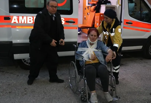 Son dakika: Erzincan'da yolcu otobüsü devrildi: Çok sayıda yaralı var-2