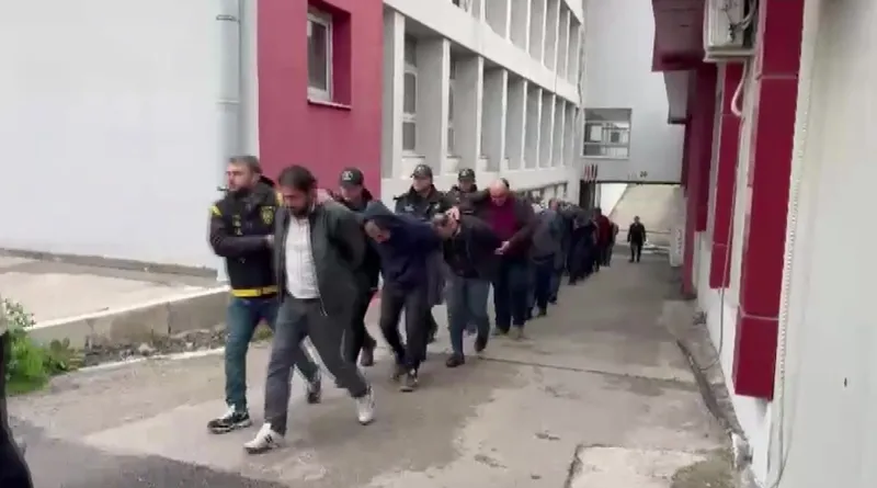 depremzedelerin-otomobillerini-kopyalayan-vicdansiz-sebeke-cokertildi-hasarli-deprem-araclariyla-milyonluk-vur-1776150197461.jpeg Depremzedelerin otomobillerini kopyalayan vicdansız şebeke çökertildi | Hasarlı deprem araçlarıyla milyonluk vurgun-3