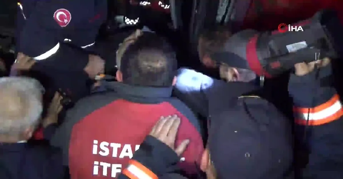 Duzce De Otobus Otoyolda Hatali Donus Yapan Tir A Carpti 2 Olu 35 Yarali Videosunu Izle Takvim Tv