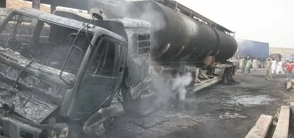 PAKİSTAN'DA PETROL TANKERİ DEVRİLDİ: 212 KİŞİ ÖLDÜ