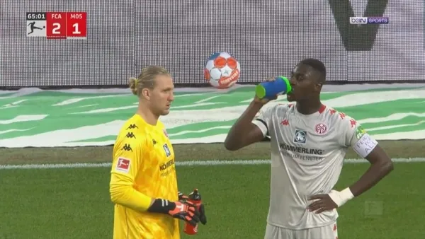 bundesligada-tarihe-gecen-olay-mainz-05-formasi-giyen-moussa-niakhatenin-orucunu-acmasi-icin-hakem-oyunu-durdu-1649434665636.jpg Bundesliga'da tarihe geçen olay! Mainz 05 forması giyen Moussa Niakhate'nin orucunu açması için hakem oyunu durdurdu-3