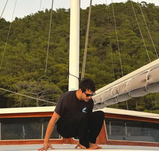 Yalı Çapkını'nın başrolü Mert Ramazan Demir'den doktor abisiyle yeni poz! - 6