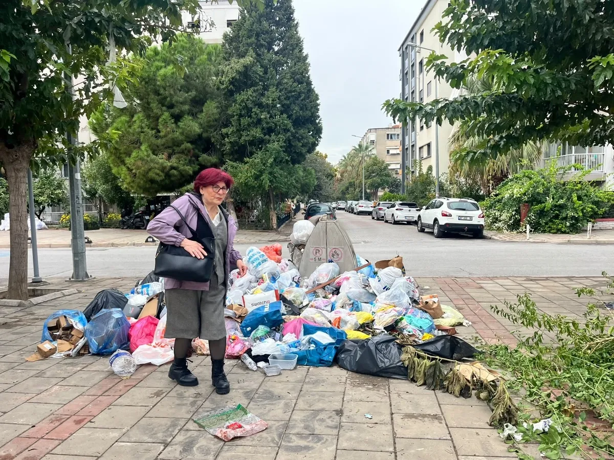 izmir-karsiyaka-cop-yiginlariyla-bogusuyor-chpli-baskan-tatilde-1792046378253.jpg İzmir’de Buca’nın ardından Karşıyaka’da çöpler sokaklara taştı: Kötü koku ve sinek vatandaşları bezdirdi-8