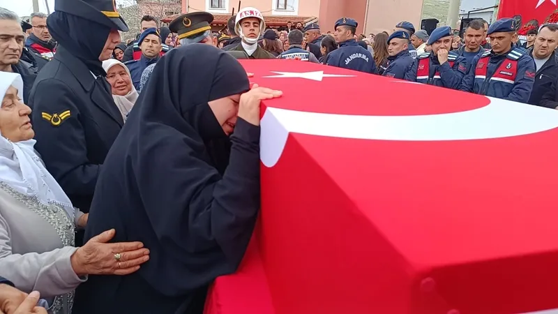Şehit Piyade Uzman Çavuş Hikmet Aslan son yolculuğuna uğurlandı! Eşi Kübra Aslan kucağında 1 yaşındaki kızıyla veda etti: "Bugün bizim bayramımız Rüveyda"-5