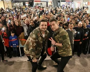 Baba Parası filminin başrol oyuncuları Hatayda askeri kamuflaj giyip izleyiciyle buluştu