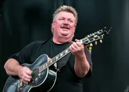 ABD’li ünlü şarkıcı Joe Diffie koronavirüs nedeniyle hayatını kaybetti